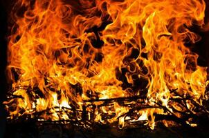 enorme fuoco. legna ardente inferno foto