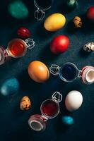 uova di Pasqua colorate foto