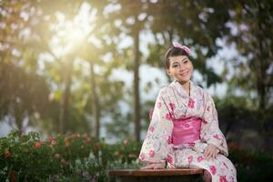 bellissimo giovane donna indossare giapponese tradizionale yukata foto