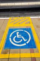 handicap cartello su strada foto