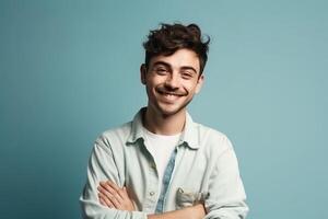 ai generativo un' uomo su solido colore sfondo con un' Sorridi facciale espressione foto