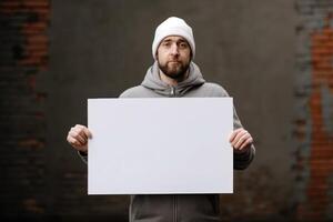 ai generativo un' uomo detiene un' vuoto bianca cartello tavola modello nel il suo mano foto