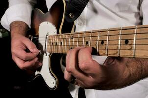 uomo che suona la chitarra foto