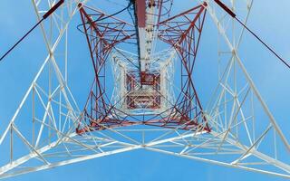 struttura di Torre comunicazione su blu cielo foto