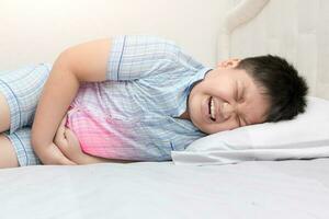 asiatico Grasso bambino sofferenza a partire dal mal di stomaco foto