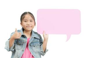 asiatico ragazza Tenere vuoto discorso bolla e mostrando pollice su foto
