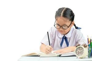 annoiato e stanco asiatico alunno ragazza fare compiti a casa foto