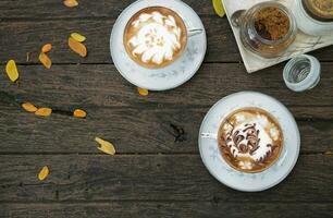 caldo caffè con latte crema su legna tavolo superiore Visualizza foto