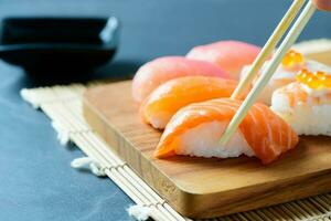 salmone Sushi e bacchette foto