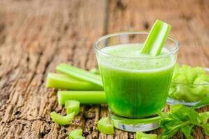 fresco verde sedano succo nel bicchiere foto