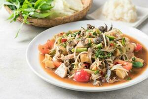 tailandese speziato papaia insalata con Maiale salsiccia foto