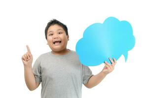 asiatico ragazzo Tenere vuoto blu discorso bolla isolato foto