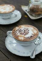 caldo caffè con latte crema su legna tavolo foto