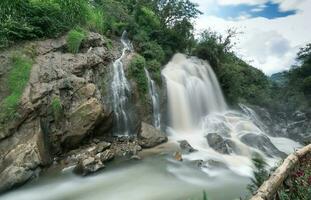 tien sa cascata nel pioggia stagione vicino gatto gatto villaggio foto