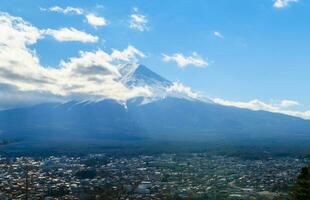 fuji montagna a fujiyoshida città foto