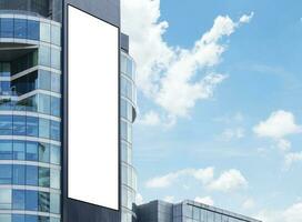 finto su bianca grande guidato Schermo verticale tabellone su Torre edificio con blu cielo sfondo. ritaglio sentiero per modello foto