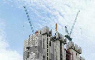 Torre costruzione gru nel tetto edificio costruzione luogo con blu cielo sfondo foto