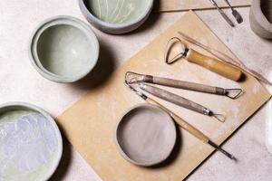 strumenti su un tavolo in ceramica