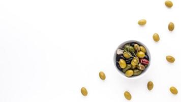 vista dall'alto assortimento di olive in una ciotola con copia spazio foto