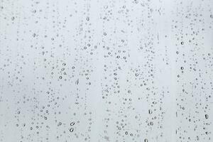 gocce di pioggia su finestra sfondo foto