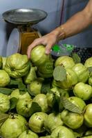 verde guaiava frutta per vendita nel Tailandia foto