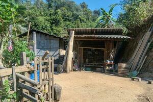 visitando ban huai haeng ban huay hom school, chiang rai, ciclo di mae hong son, mae sariang, nord della thailandia foto