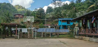 visitando ban huai haeng ban huay hom school, chiang rai, ciclo di mae hong son, mae sariang, nord della thailandia foto