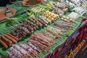 crudo carne infilzato per il bbq nel settentrionale Tailandia foto