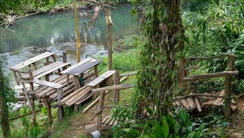 di legno tavolo su fiume - visualizzazioni fra mae hong figlio e bandire rak tailandese foto