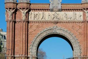 trionfale arco di il città di Barcellona foto