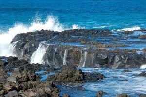 grande onde Crashing contro il rocce nel il oceano foto