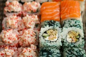 Sushi rotolo con salmone e caviale pesce foto