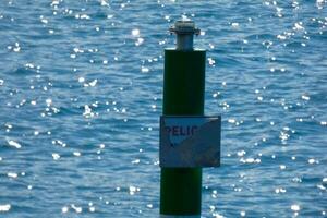 un' asta per misurare il altezza di acqua nel un' porto foto