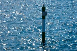 un' asta per misurare il altezza di acqua nel un' porto foto