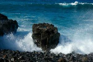 grande onde Crashing contro il rocce nel il oceano foto