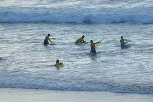 Surf scuola su un oceano spiaggia foto