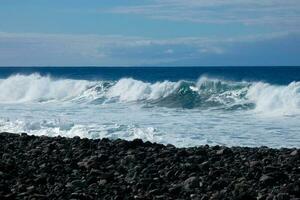 grande onde Crashing contro il rocce nel il oceano foto