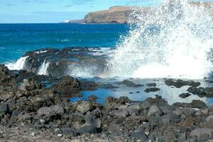 grande onde Crashing contro il rocce nel il oceano foto