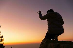 silhouette con copia spazio di donne mano preghiere o culto su superiore di montagna e Alba cielo astratto sfondo. Eucaristia terapia Dio benedice aiuto, speranza, e fede, cristiano religione concetto. foto