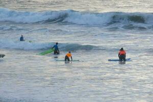 giovane atleti praticando il acqua sport di fare surf foto