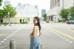 un' giovane donna d'affari è Lavorando nel moderno città centro di Singapore foto