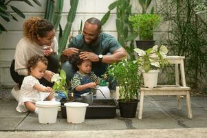 contento africano americano famiglia godendo giardinaggio a casa foto