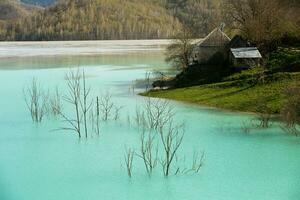 un' lago contaminati con tossico rifiuto nel il occidentale montagne di Romania. natura inquinamento a partire dal rame il mio. ecologico catastrofe o ambientale disastro foto