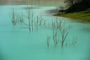 un' lago contaminati con tossico rifiuto nel il occidentale montagne di Romania. natura inquinamento a partire dal rame il mio. ecologico catastrofe o ambientale disastro foto