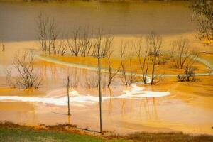 un' lago contaminati con tossico rifiuto nel il occidentale montagne di Romania. natura inquinamento a partire dal rame il mio. ecologico catastrofe o ambientale disastro foto