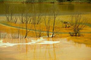 un' lago contaminati con tossico rifiuto nel il occidentale montagne di Romania. natura inquinamento a partire dal rame il mio. ecologico catastrofe o ambientale disastro foto