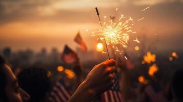 Stati Uniti d'America celebrazione con mani Tenere sparklers e americano bandiera a tramonto, generativo ai foto