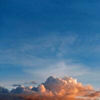 bellissimo blu cielo con sorprendente nuvole foto