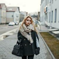 bellissimo alla moda donna con elegante borsetta passeggiate nel il città. foto