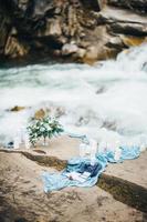 un fiume di montagna nelle montagne dei Carpazi foto